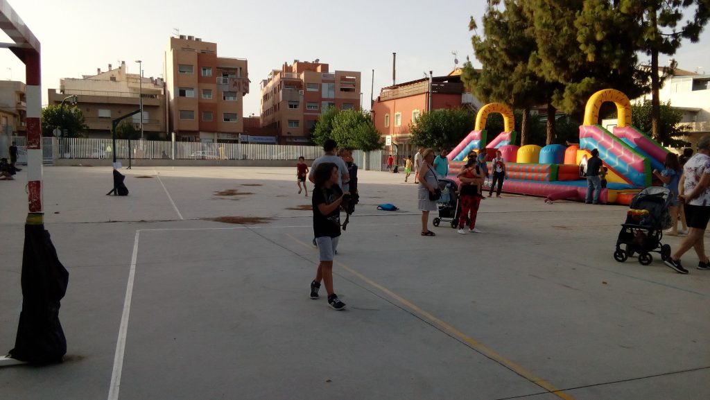 Alumno jugando al Laser Tag en el Colegio La Arboleda de Murcia